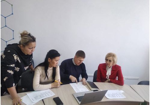 A meeting of the participants of the project «DUAL EDUCATION FOR INDUSTRIAL AUTOMATION AND ROBOTICS IN KAZAKHSTAN» (Erasmus + (DIARKAZ)) – Almagul Asainova, Daria Abykenova, Tatyana Saliy, Munira Bokaeva with the head of the digital production group of Siemens company Danis Nabiullin was held at the Innovative University of Eurasia. During the meeting, a new educational program was discussed in more detail, the competencies that graduates in automation and robotics should possess, what prospects, in turn, open up for students and what formats of interaction with the company are possible in the future, are adjusted. Today, universities have a powerful theoretical base. Nevertheless, for a graduate who plans to develop his career, especially in automation and robotics, it is important to think about practical skills in his field. Partnership programs with educational institutions will allow students to gain relevant experience and understanding of real working conditions.